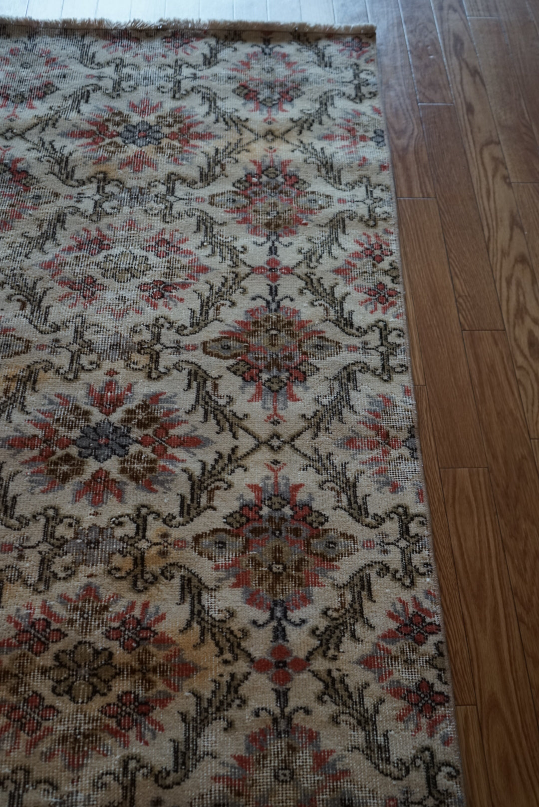 Türkiye Old Isparta Cream , Scarlet Color Flower 1970年代 194 × 95 cm No.TR25520 / 国内送料無料・羊毛手織り絨毯
