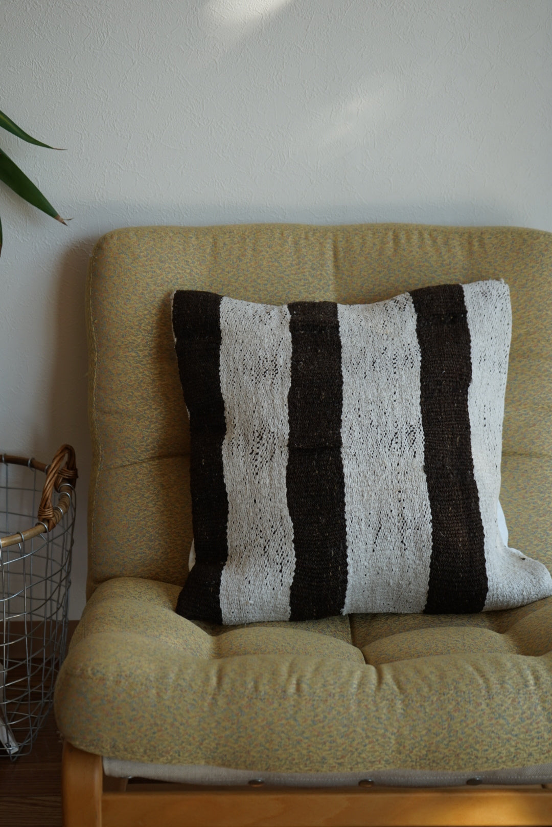 Türkiye Old Kilim Cushion Cover Brown , White Stripe Design 45 × 45 cm No.TR25554 / 送料無料・羊毛手織りキリム