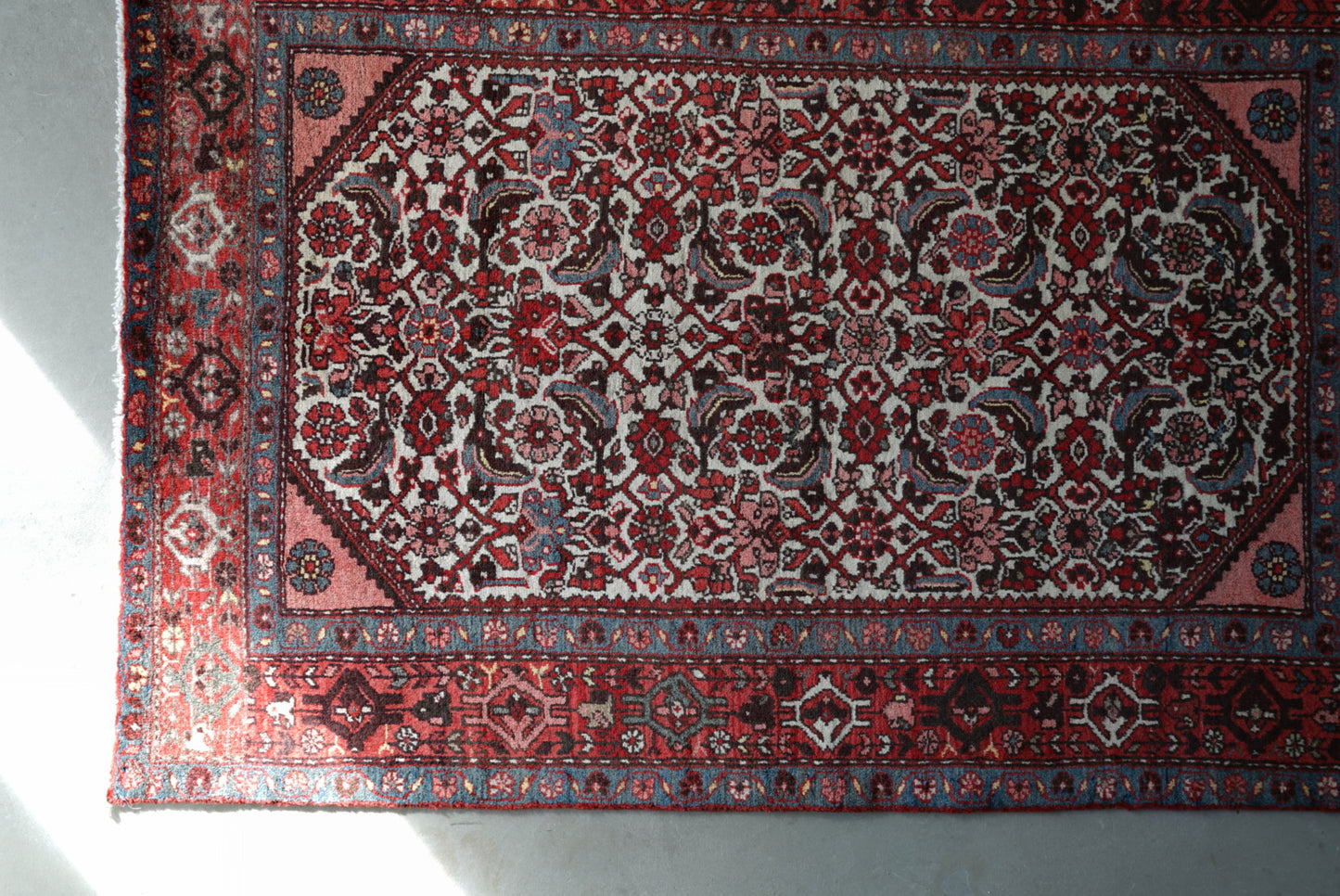IRAN ANTIQUE RUDBAR 
 1860年代 148 × 103 cm / 4'8" × 3'3" ft