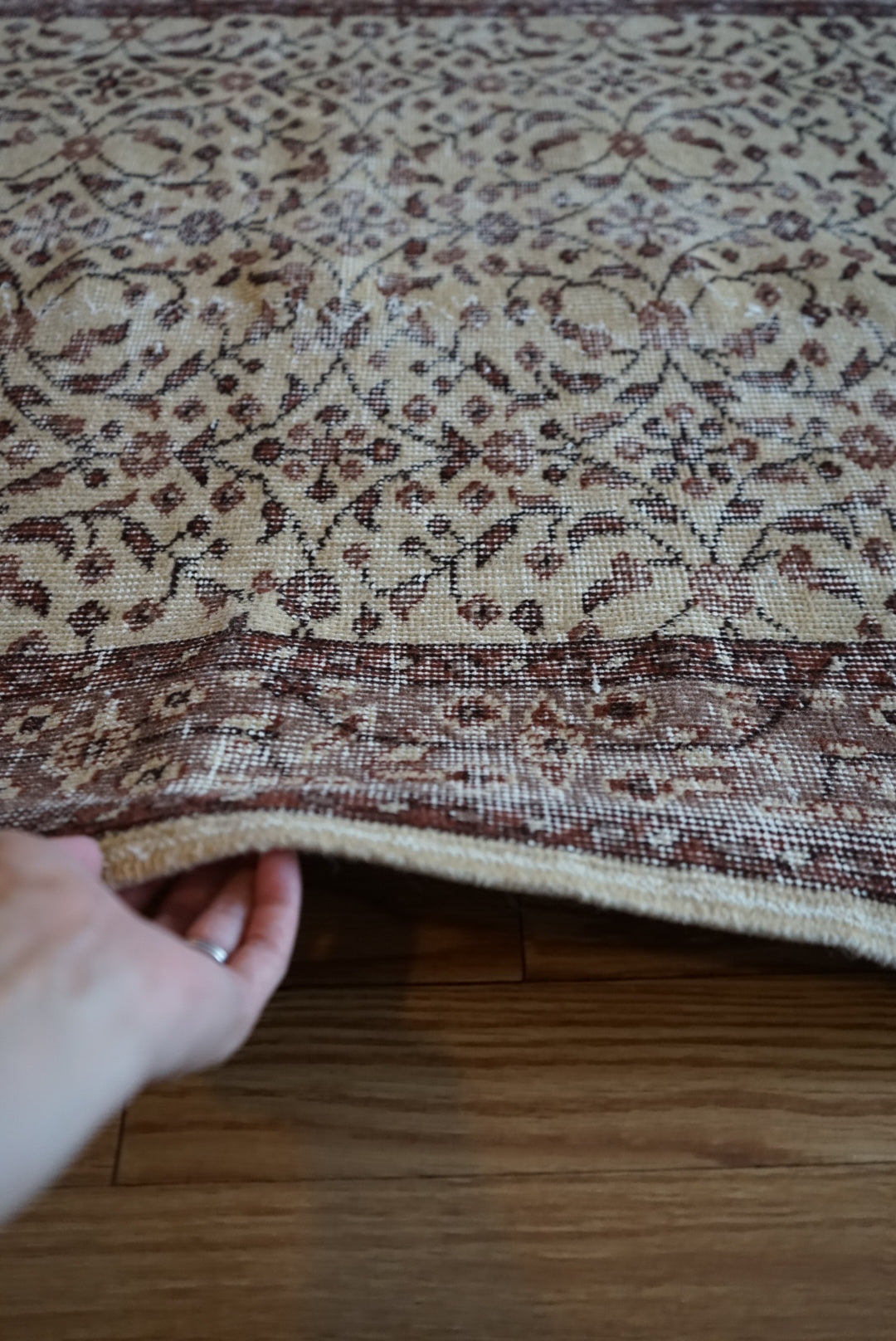 Türkiye Old Isparta Beige ,  Azuki Color Flower 1970年代 198.5 × 117 cm No.TR25519 / 国内送料無料・羊毛手織り絨毯