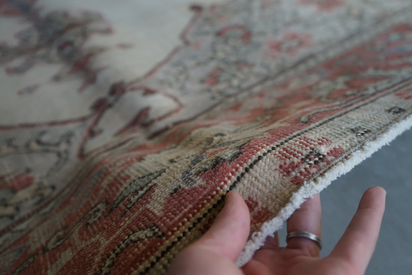 TURKEY OLD ISPARTA PINK BEIGE MEDALLION 1970年代 265 × 194 cm No.TR25213