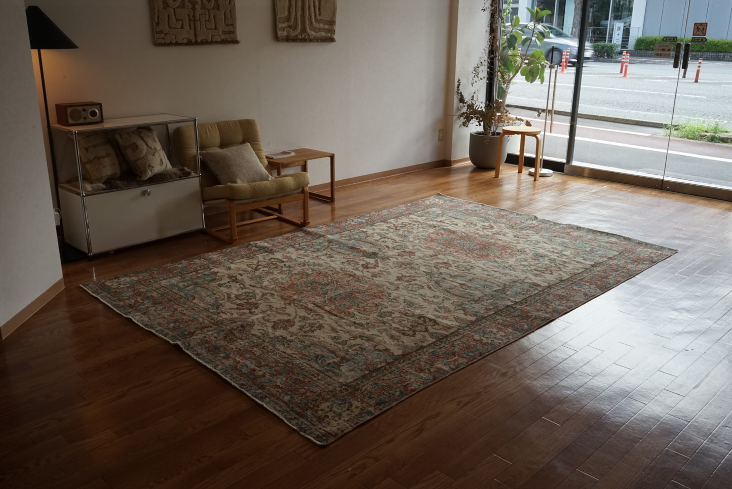 Türkiye Old Isparta Beige , Bric Red , Saxe Blue Flower 1970年代 286 × 189 cm No.TR25506 / 国内送料無料・羊毛手織り絨毯