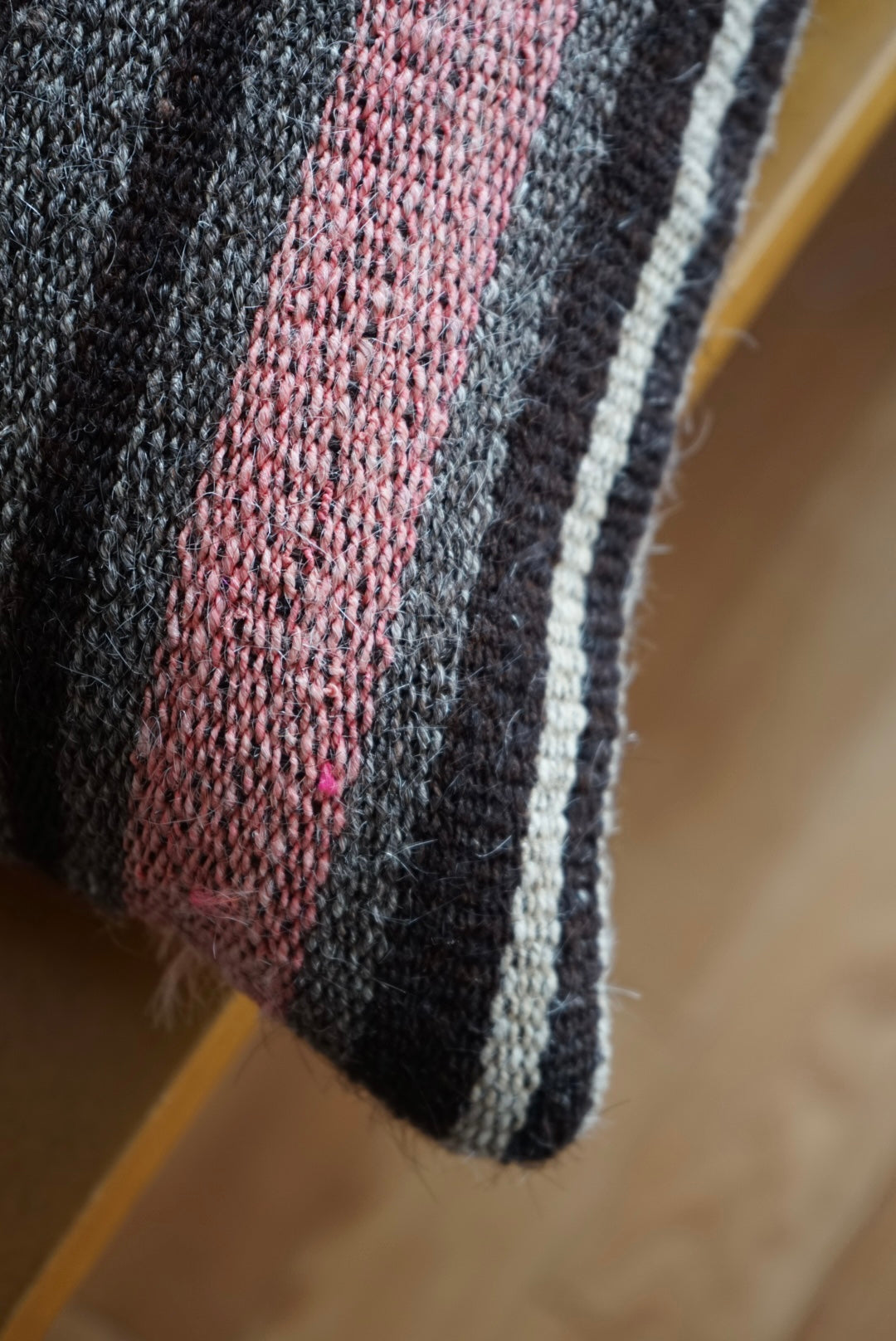 Türkiye Old Kilim Cushion Cover Pink , Black , Glay Mix Color Border Design 50 × 50 cm No.TR25526 / 国内送料無料・羊毛手織りキリム