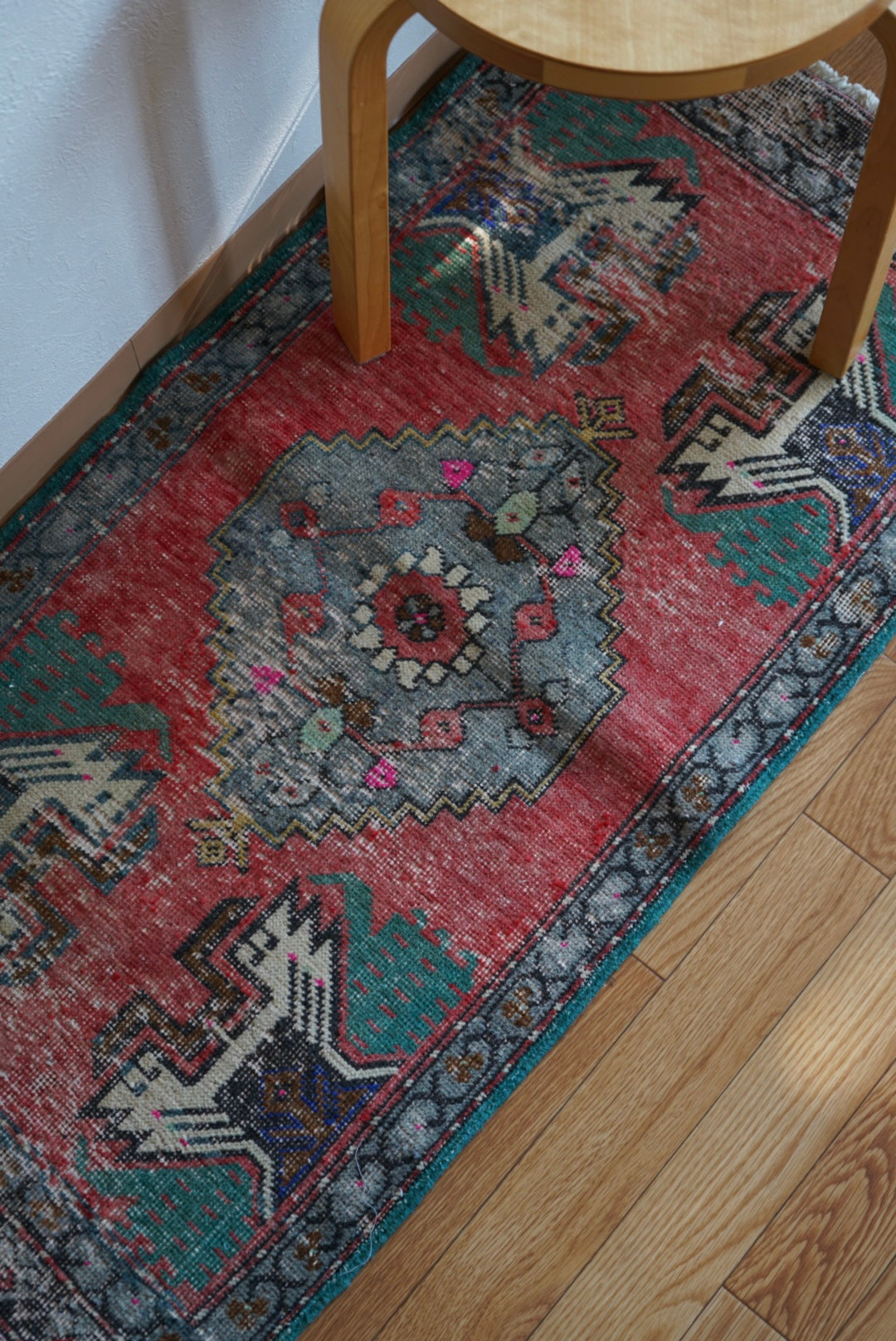Türkiye Old Oushak Red , Green Flower 1970年代 109 × 54 cm No.TR25540 / 国内送料無料・羊毛手織り絨毯