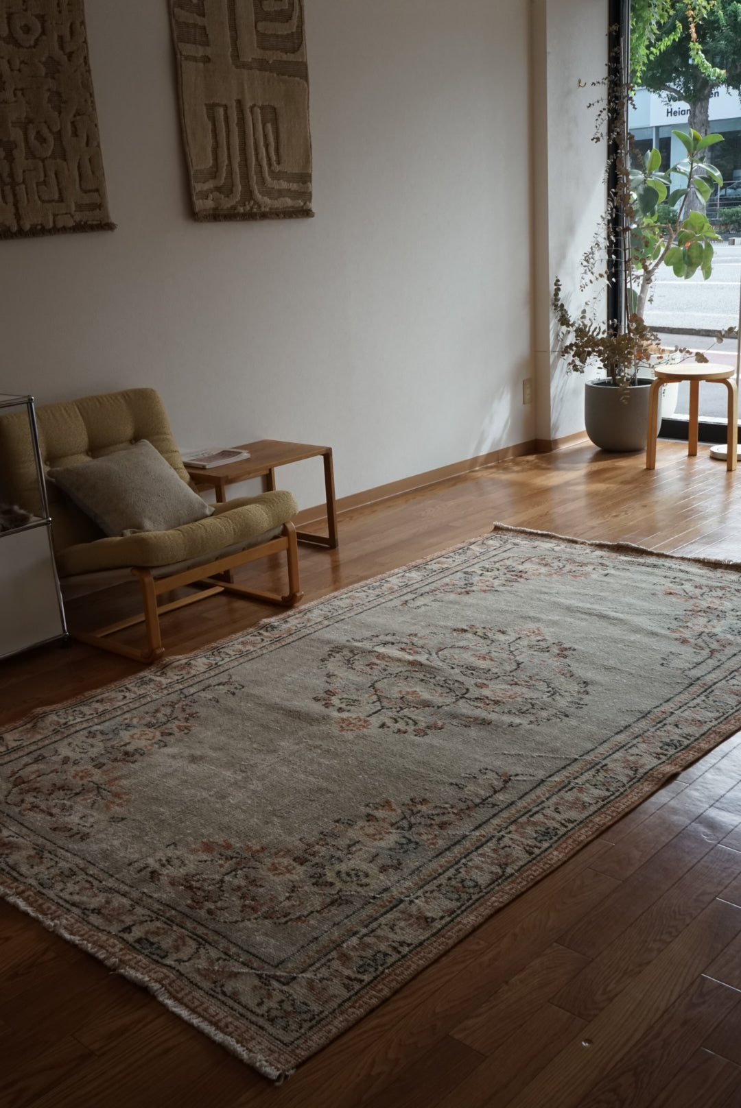 Türkiye Old Isparta Sage Green Flower Medallion 1970年代 248 × 148.5 cm No.TR25511 / 国内送料無料・羊毛手織り絨毯