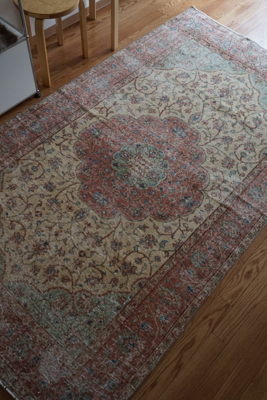 Türkiye Old Isparta Beige , Red , Green Medallion 1960年代 244 × 142 cm No.TR25455