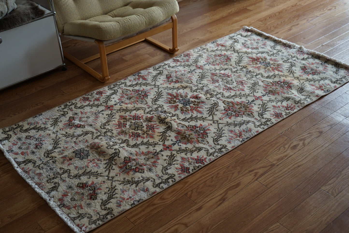 Türkiye Old Isparta Cream , Scarlet Color Flower 1970年代 194 × 95 cm No.TR25520 / 国内送料無料・羊毛手織り絨毯