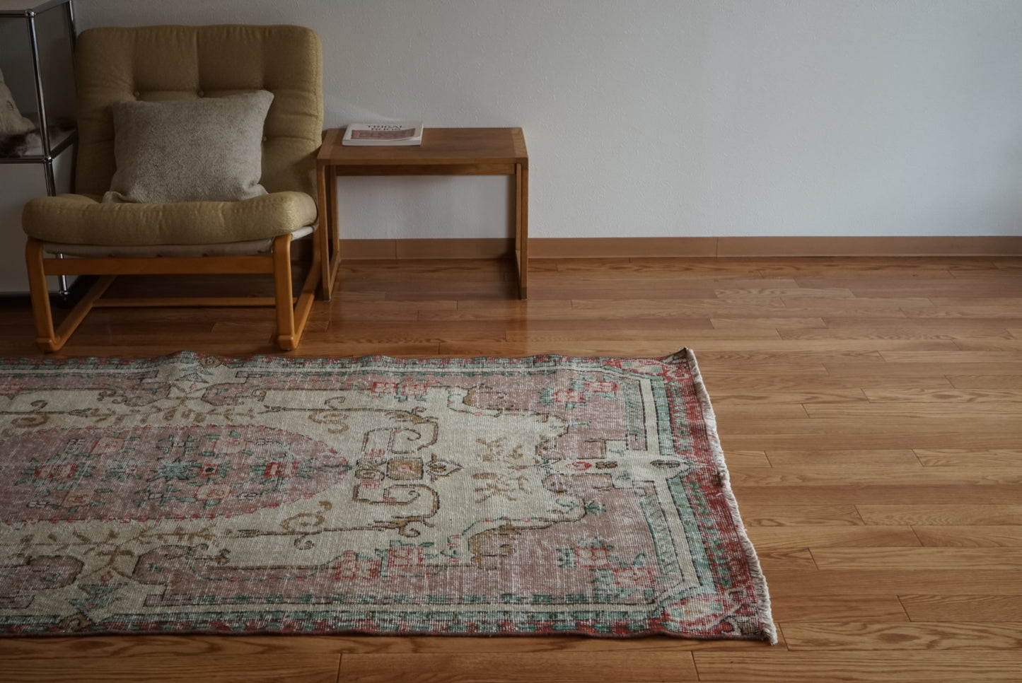 Türkiye Old Isparta Beige , Pink , Green Flower Garden 1970年代 208 × 113 cm No.TR25509 / 国内送料無料・羊毛手織り絨毯
