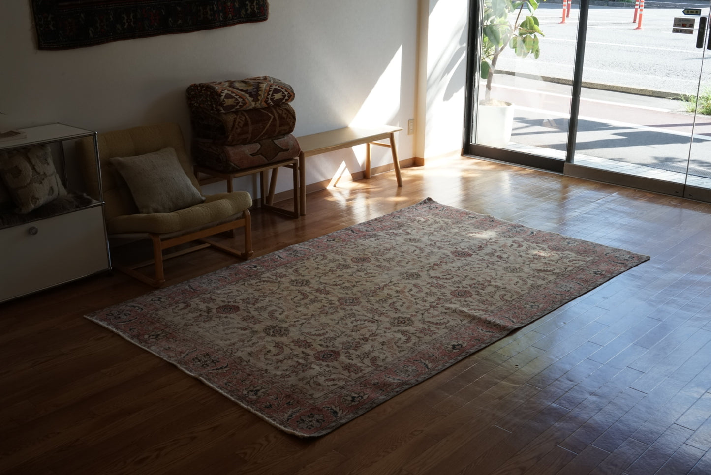 Türkiye Old Isparta Floral Pink , Beige 1970年代 250 × 154 cm No.TR25496 / 国内送料無料・羊毛手織り絨毯