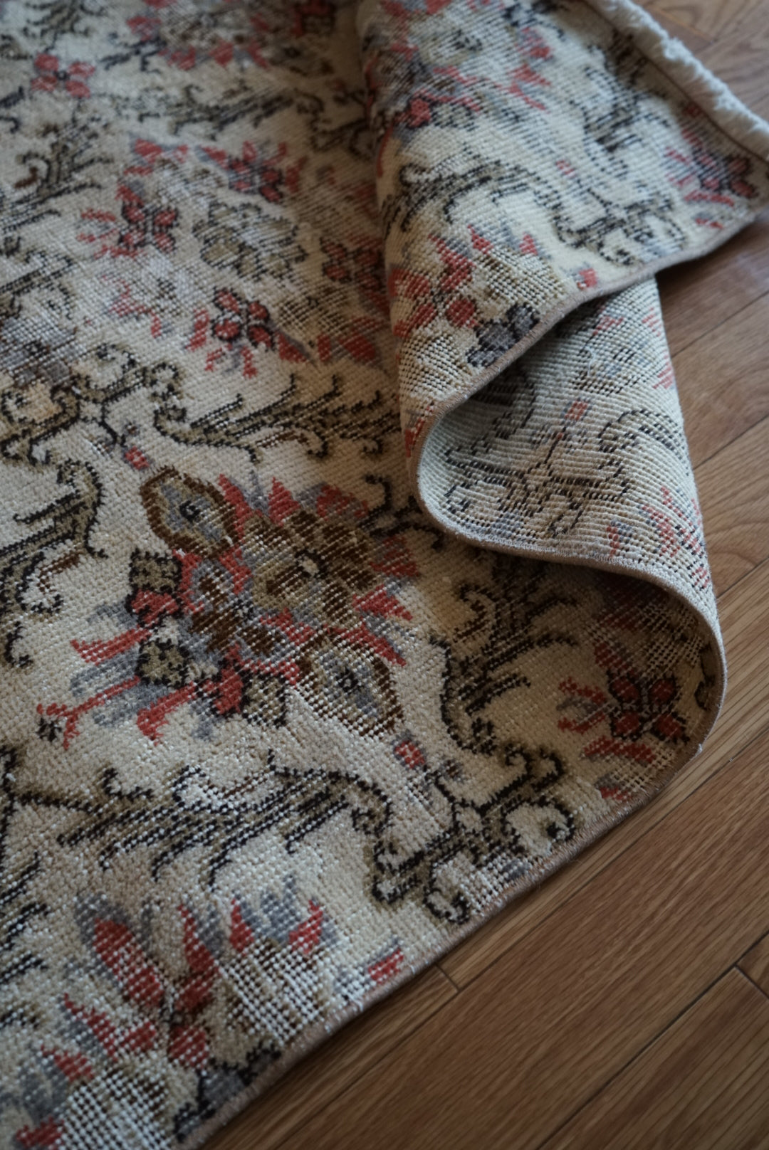 Türkiye Old Isparta Cream , Scarlet Color Flower 1970年代 194 × 95 cm No.TR25520 / 国内送料無料・羊毛手織り絨毯