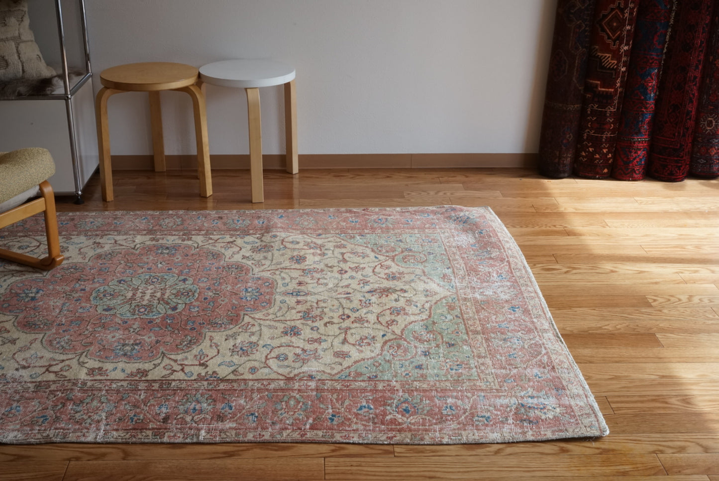Türkiye Old Isparta Beige , Red , Green Medallion 1960年代 244 × 142 cm No.TR25455