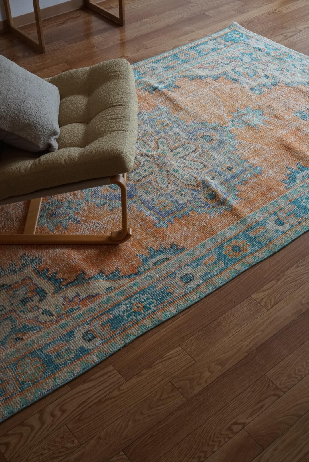 Türkiye Old Isparta Beige , Orange , Blue , Green Flower Medallion 1970年代 232 × 132 cm No.TR25510 / 国内送料無料・羊毛手織り絨毯