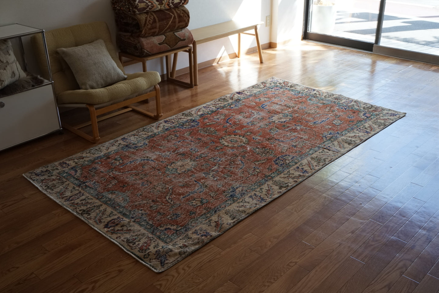 Türkiye Old Isparta Bright Red Flower 1970年代 249 × 132 cm No.TR25505 / 国内送料無料・羊毛手織り絨毯