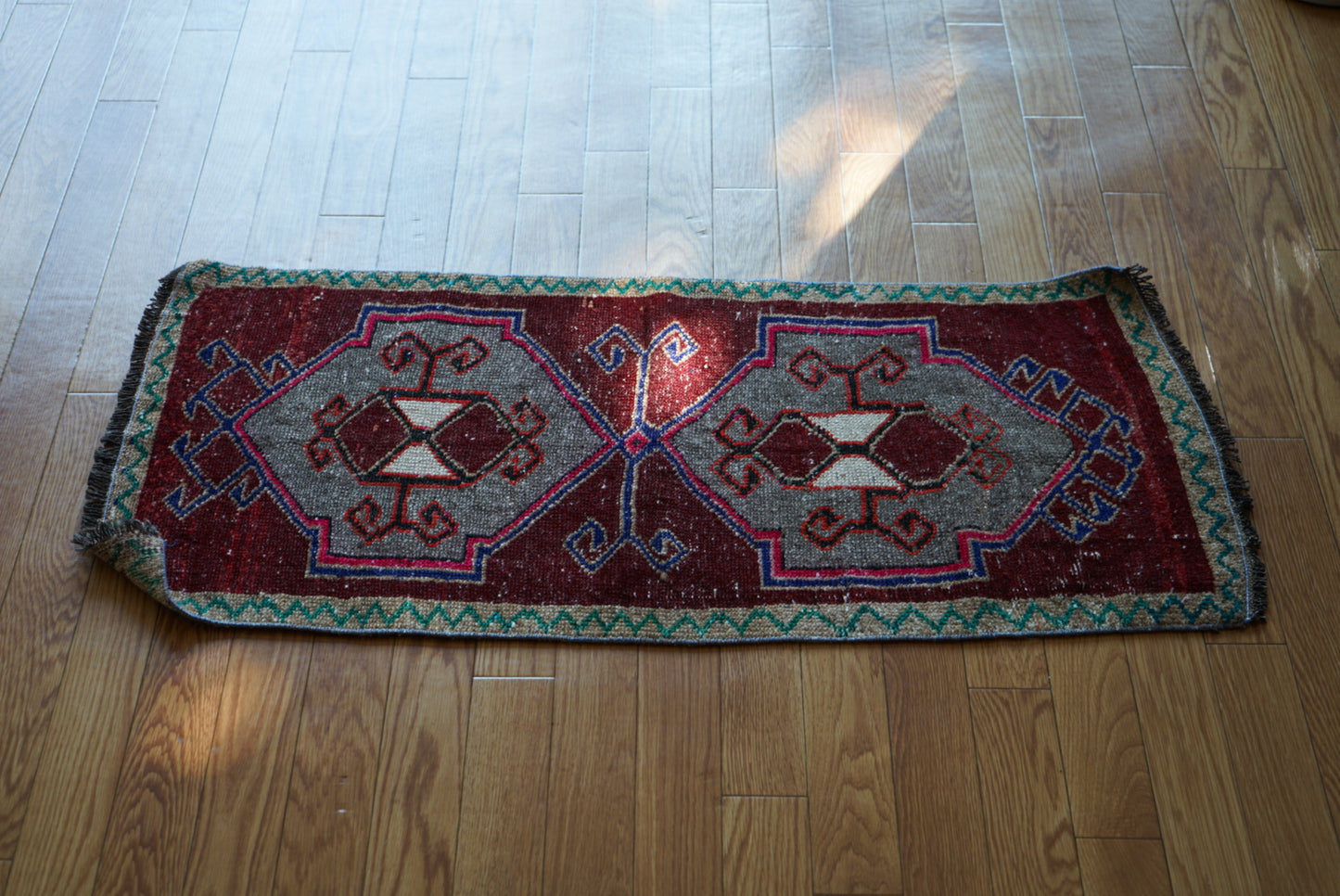 Türkiye Old Oushak Red , Green 1970年代 110.5 × 52 cm No.TR25541 / 国内送料無料・羊毛手織り絨毯