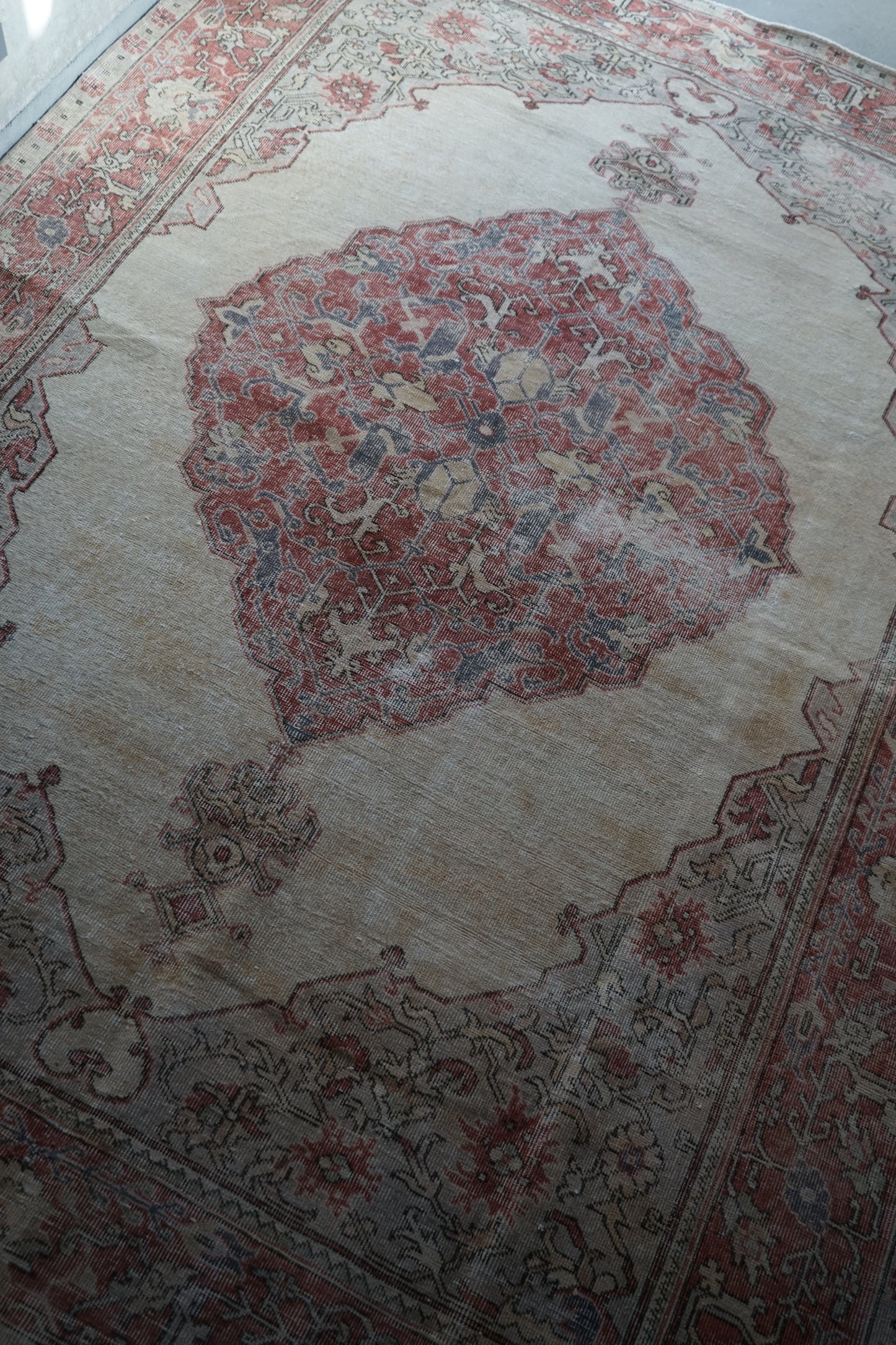 TURKEY OLD ISPARTA PINK BEIGE MEDALLION 1970年代 265 × 194 cm No.TR25213