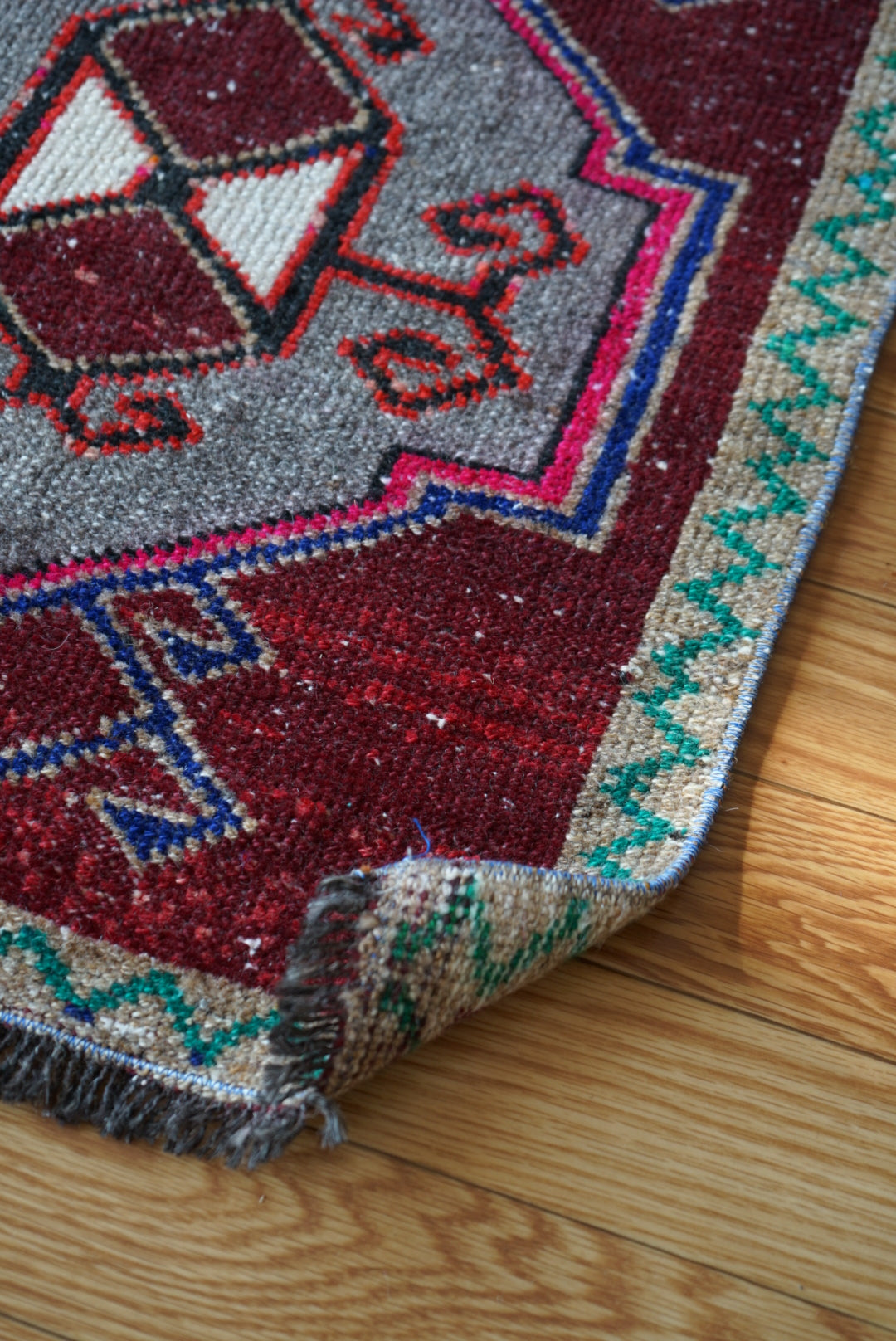 Türkiye Old Oushak Red , Green 1970年代 110.5 × 52 cm No.TR25541 / 国内送料無料・羊毛手織り絨毯