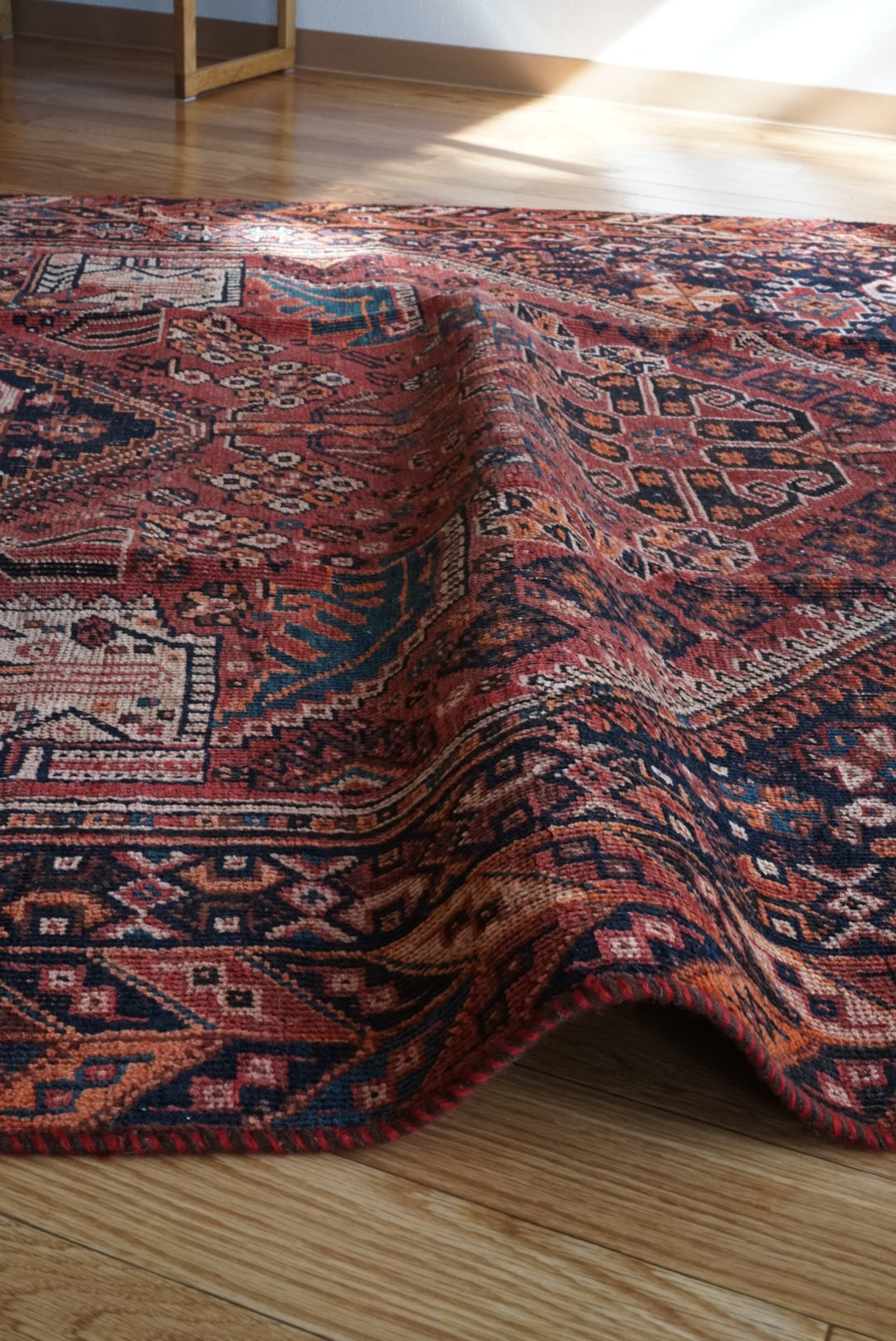 店頭販売 IRAN ANTIQUE SHIRAZ QASHQAI HEYBATLO 1880年代 235 × 148 cm / 国内送料無料・羊毛手織り絨毯