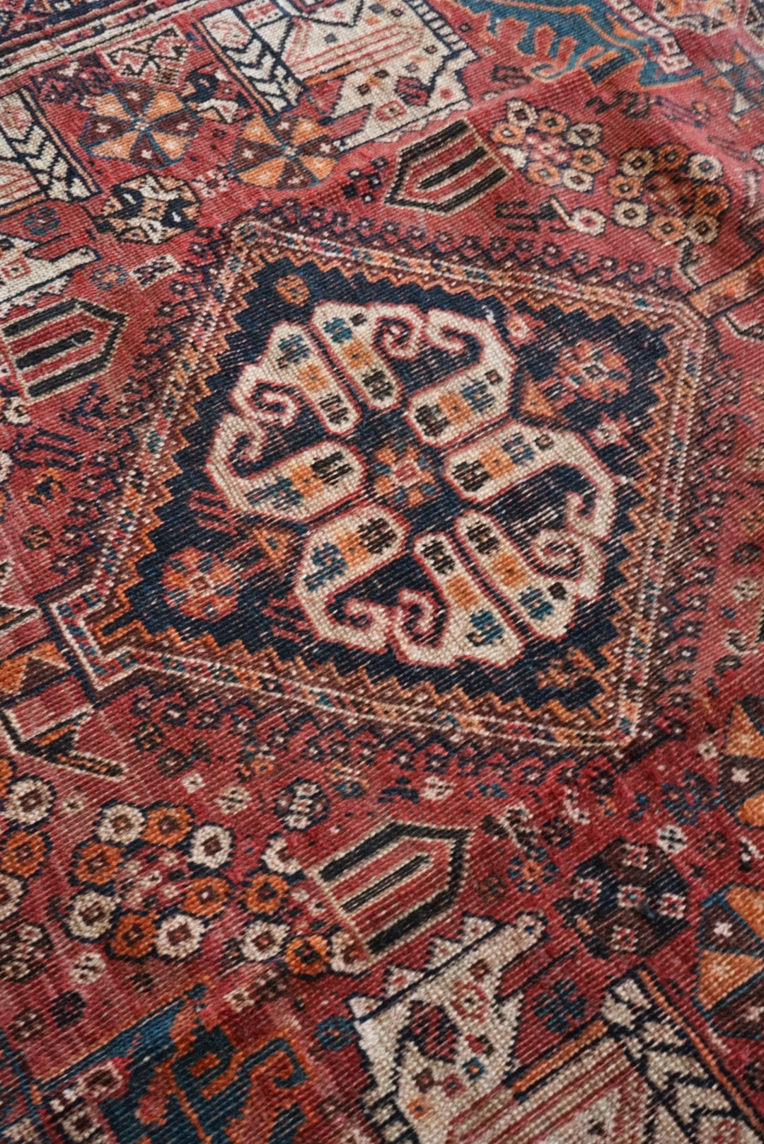 店頭販売 IRAN ANTIQUE SHIRAZ QASHQAI HEYBATLO 1880年代 235 × 148 cm / 国内送料無料・羊毛手織り絨毯