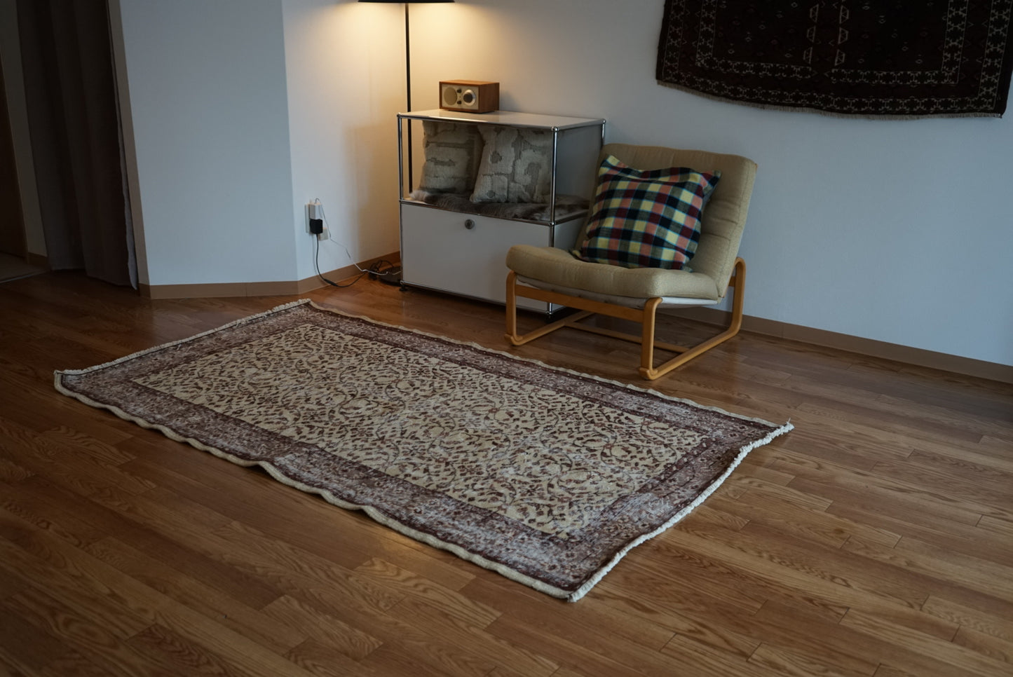 Türkiye Old Isparta Beige ,  Azuki Color Flower 1970年代 198.5 × 117 cm No.TR25519 / 国内送料無料・羊毛手織り絨毯