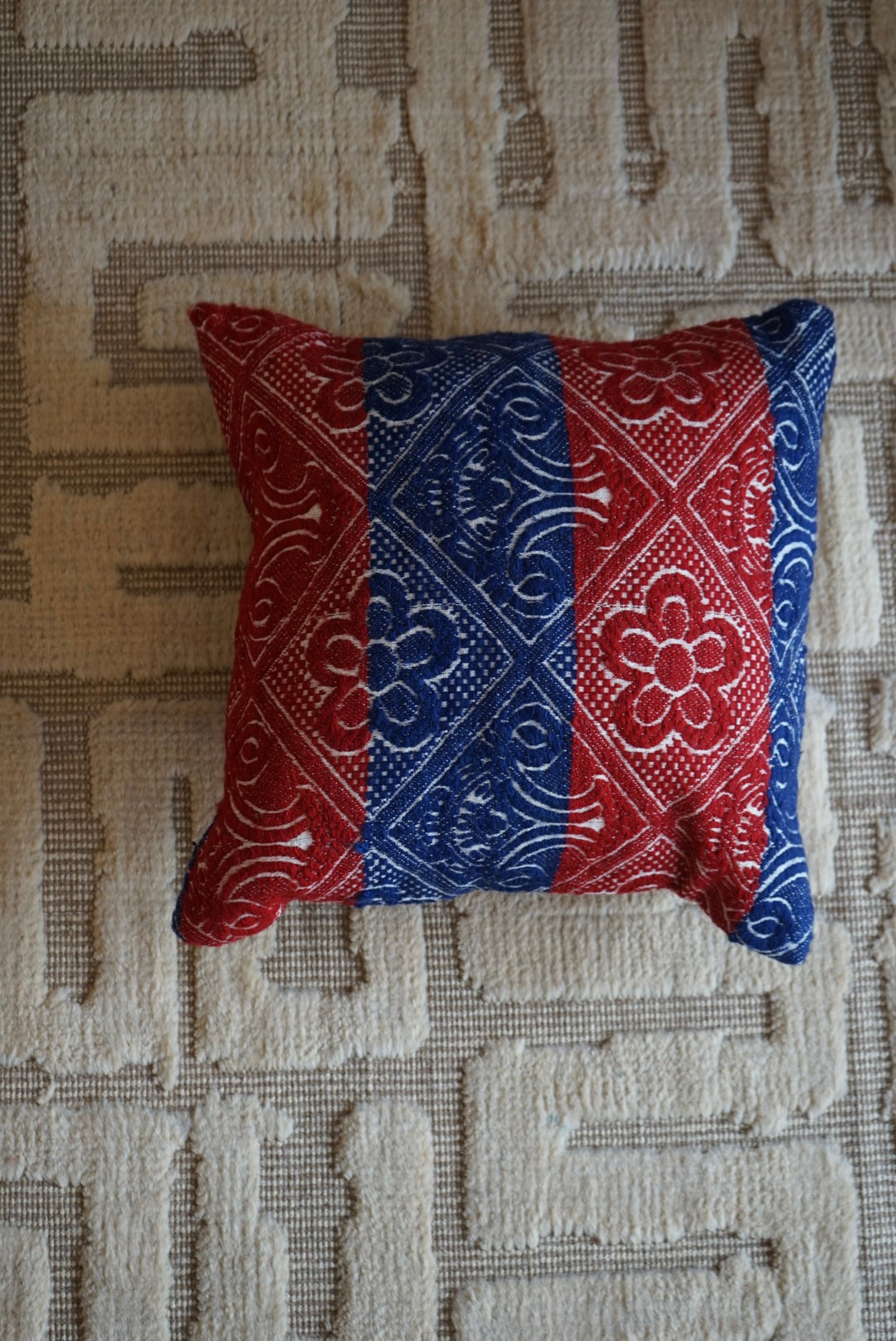 Türkiye Old Kilim Cushion Cover Bicolor Red , Blue Flower 40 × 40 cm No.TR25360