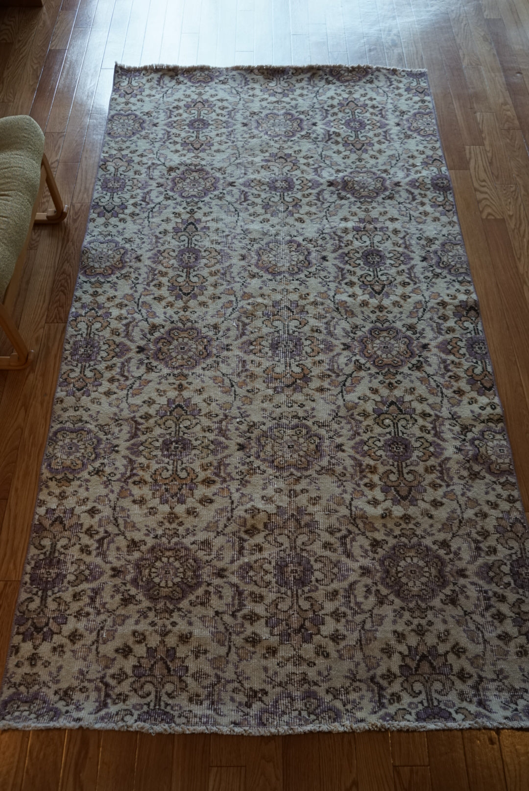 Türkiye Old Isparta Beige ,  Purple Flower 1970年代 226 × 120 cm No.TR25518 / 国内送料無料・羊毛手織り絨毯