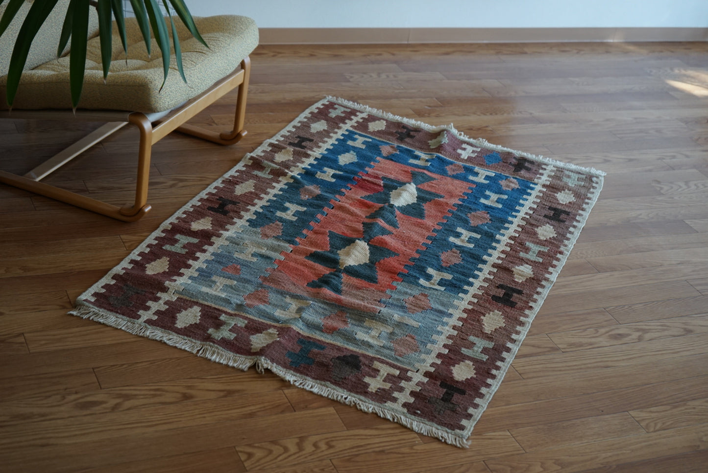 Türkiye Old Kilim Anatoria Tribal Design Blue , Brown , Red 1980年代 145 × 92.5 cm No.TR25549 / 国内送料無料・羊毛手織りキリム