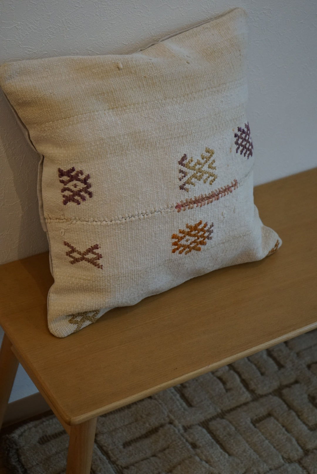 Türkiye Old Kilim Cushion Cover Ivory , Beige , Orange Tribal Patchwork Design 45 × 45 cm No.TR25570 / 送料無料・羊毛手織りキリム