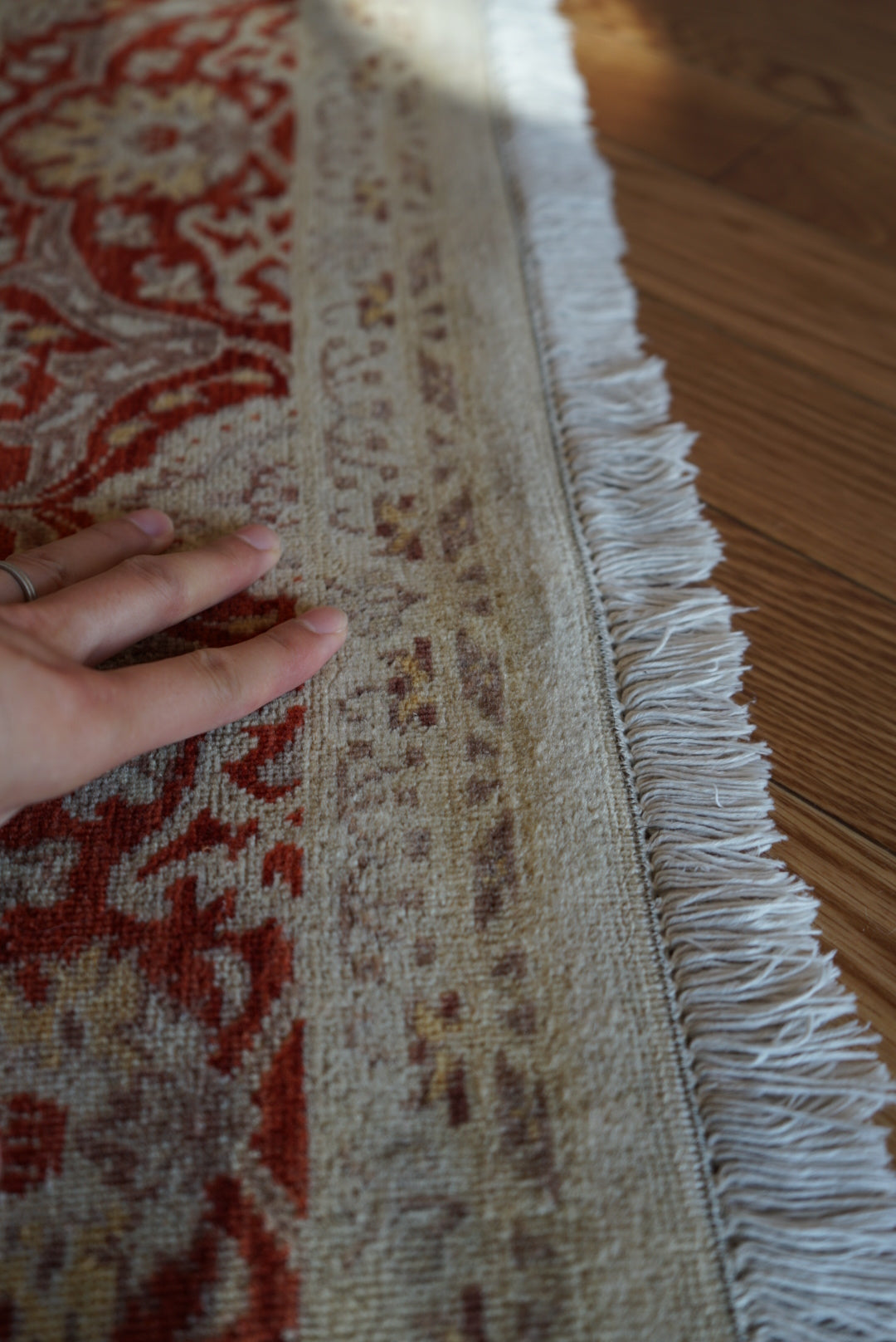 Türkiye Old Anatoria Beige , Red 1960年代 222 × 136 cm No.TR25551 / 国内送料無料・羊毛手織り絨毯