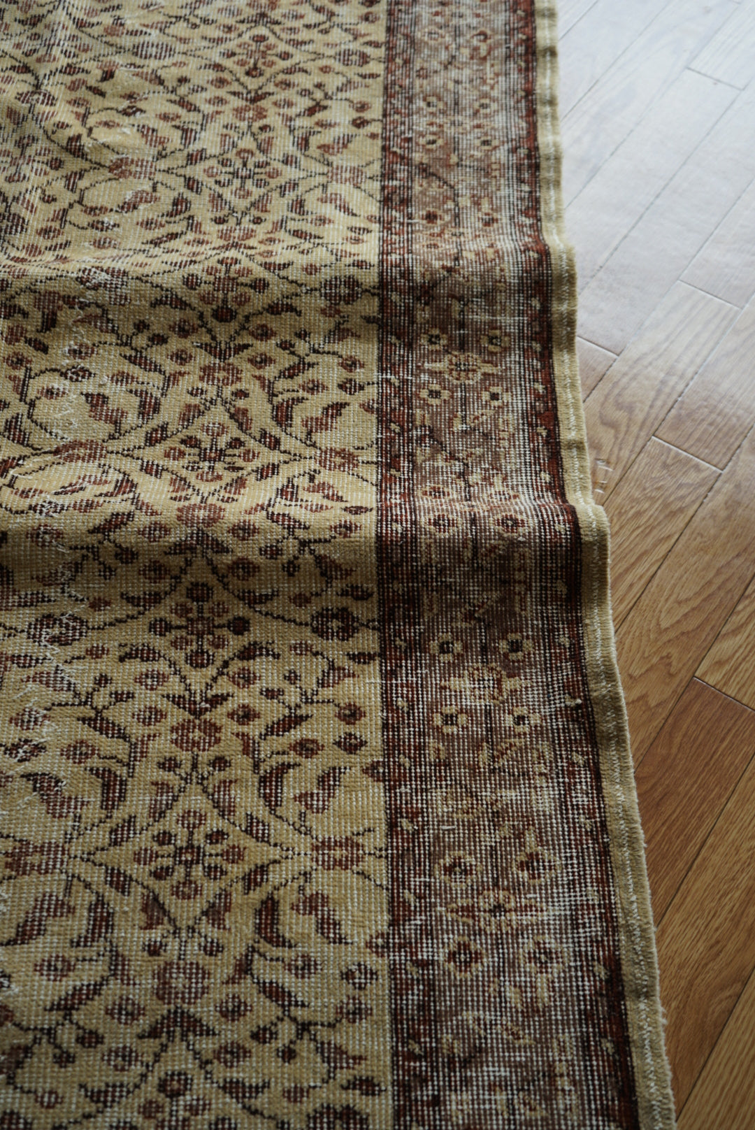 Türkiye Old Isparta Beige ,  Azuki Color Flower 1970年代 198.5 × 117 cm No.TR25519 / 国内送料無料・羊毛手織り絨毯