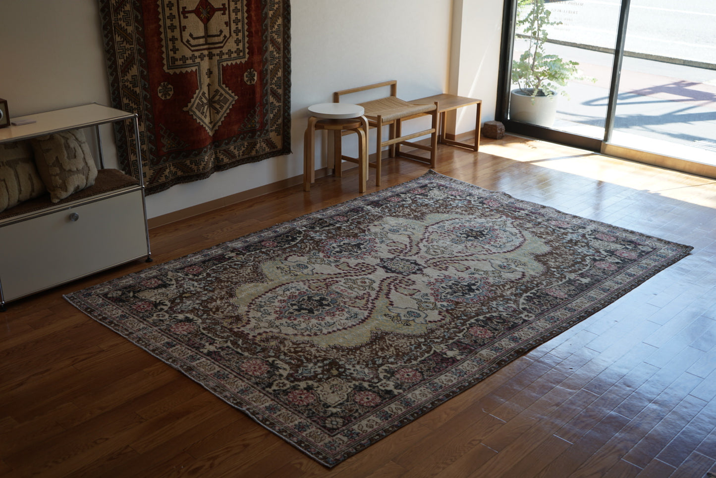 Türkiye Old Oushak Flower Medallion Black Butterfly 1970年代 263 × 176 cm No.TR25402