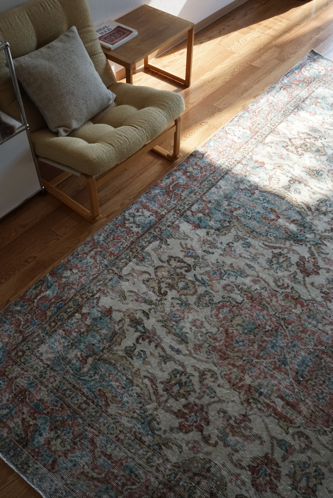 Türkiye Old Isparta Beige , Bric Red , Saxe Blue Flower 1970年代 286 × 189 cm No.TR25506 / 国内送料無料・羊毛手織り絨毯