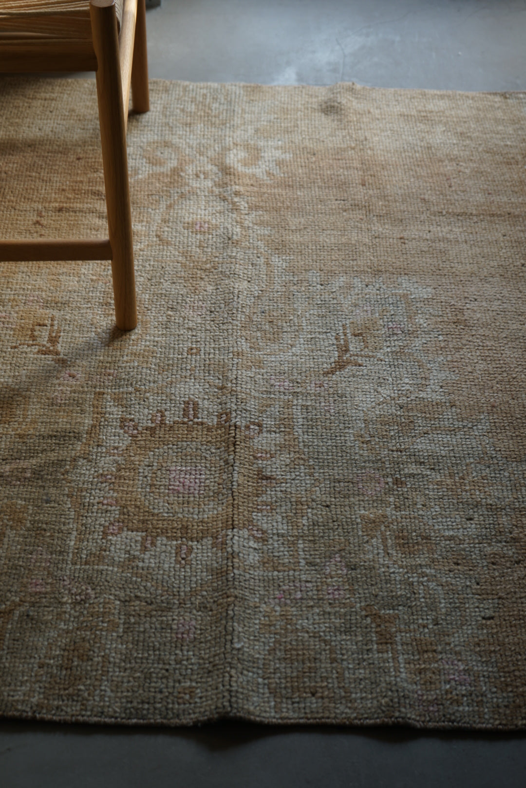 Türkiye Old Oushak Beige Medallion Flower Small size 1970年代 129 × 106 cm No.TR25238