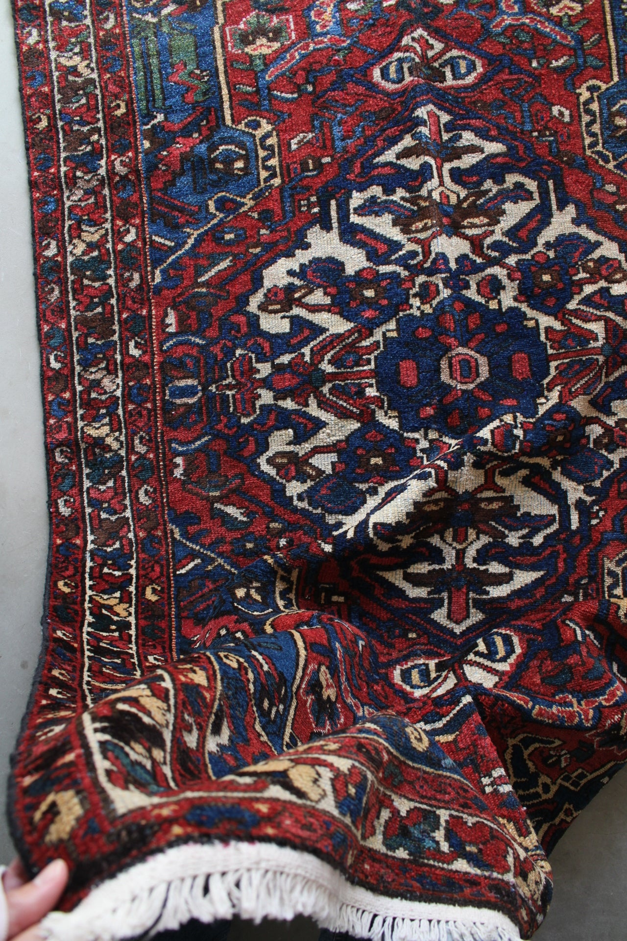 店頭販売 IRAN ANTIQUE BAKHTIARI 
1900年代 198 × 122 cm