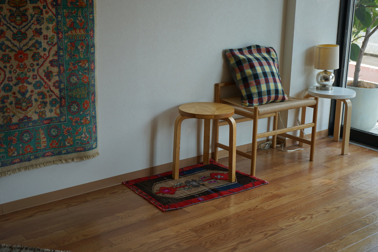 Türkiye Old Oushak Red , Beige , Black 1970年代 72.5 × 52 cm No.TR25545 / 国内送料無料・羊毛手織り絨毯