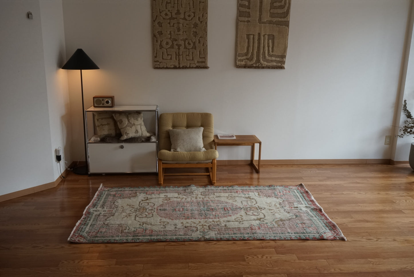Türkiye Old Isparta Beige , Pink , Green Flower Garden 1970年代 208 × 113 cm No.TR25509 / 国内送料無料・羊毛手織り絨毯