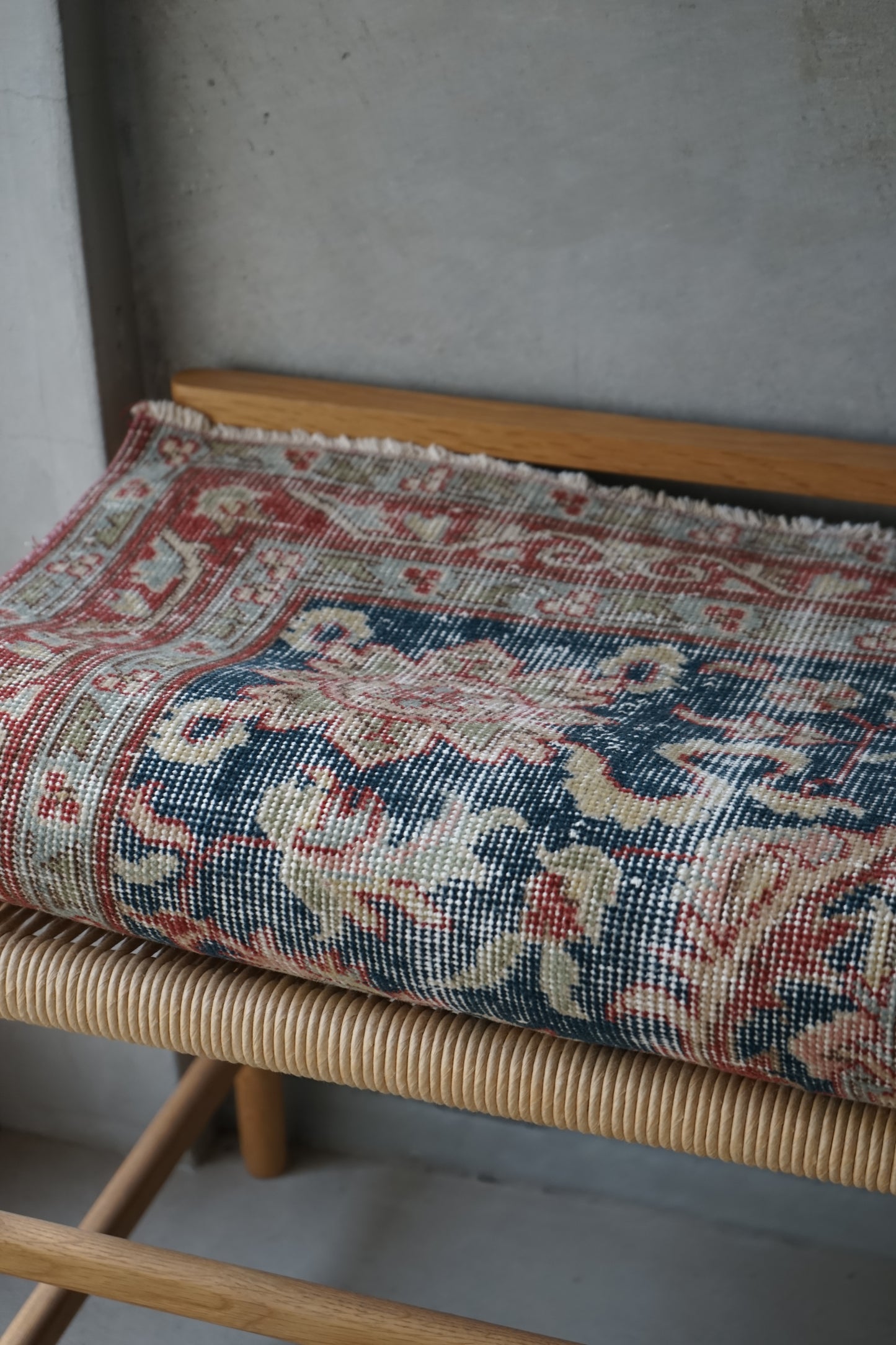 TURKEY OLD ISPARTA NAVY FLORAL 1970年代 207 × 114 cm No.TR25176