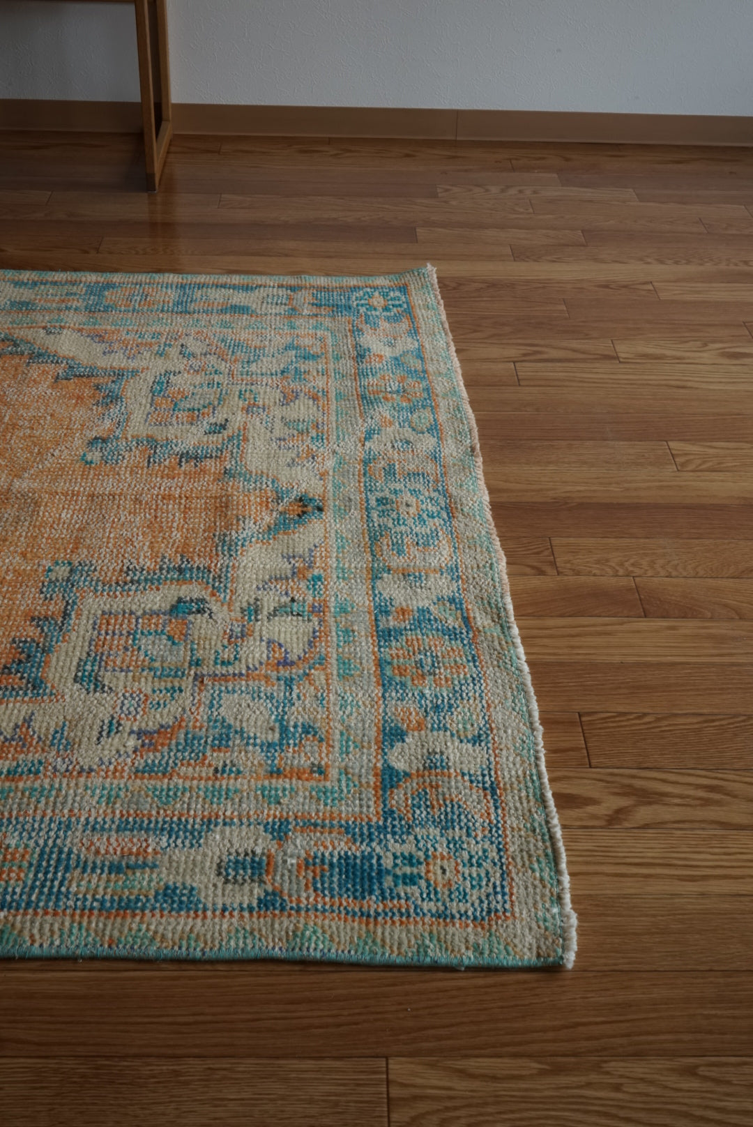Türkiye Old Isparta Beige , Orange , Blue , Green Flower Medallion 1970年代 232 × 132 cm No.TR25510 / 国内送料無料・羊毛手織り絨毯