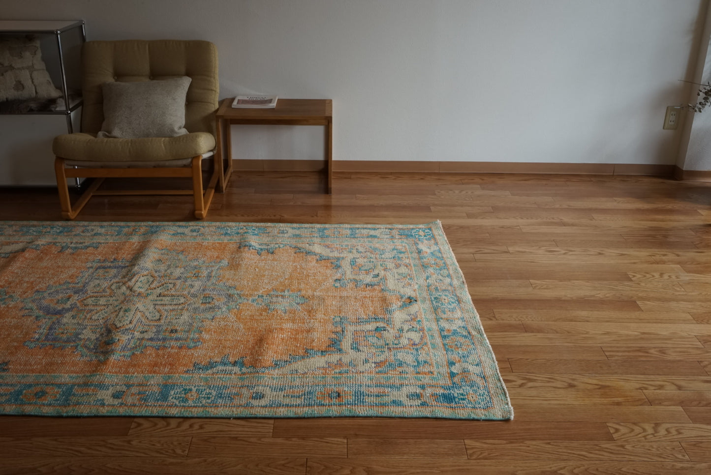 Türkiye Old Isparta Beige , Orange , Blue , Green Flower Medallion 1970年代 232 × 132 cm No.TR25510 / 国内送料無料・羊毛手織り絨毯