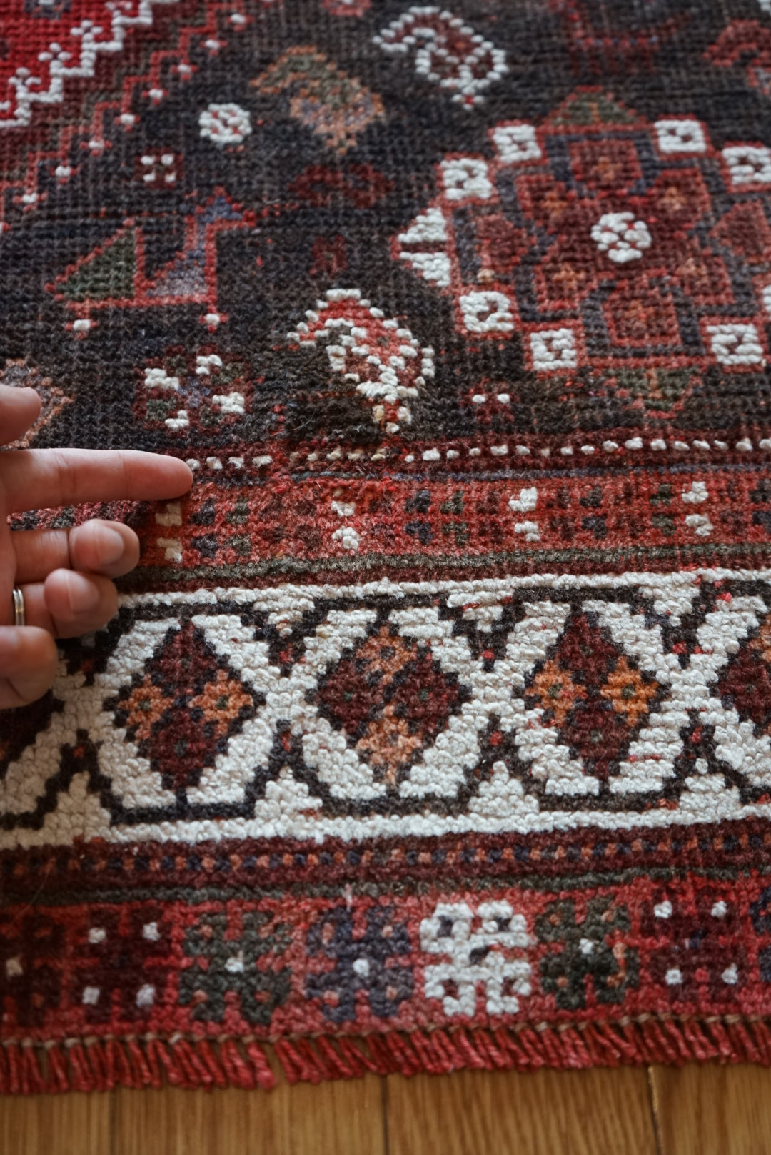 店頭販売 Türkiye Old Persia Design Red , Black 1960年代 263 × 145 cm No.TR25515 / 国内送料無料・羊毛手織り絨毯