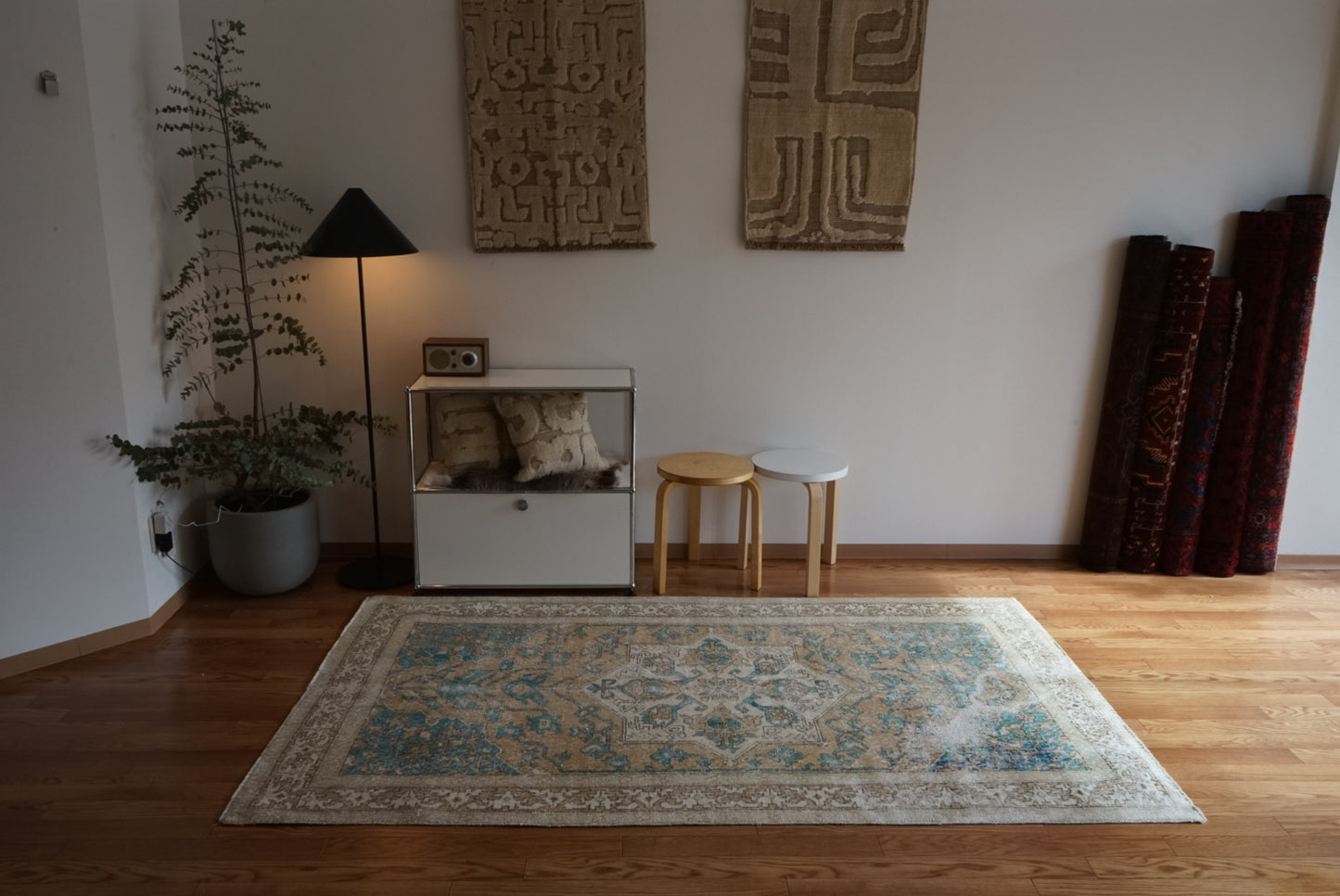 Türkiye Old Oushak Beige , Blue , Medallion 1960年代 227 × 132cm No.TR25454