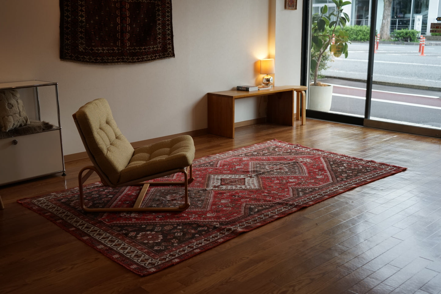 店頭販売 Türkiye Old Persia Design Red , Black 1960年代 263 × 145 cm No.TR25515 / 国内送料無料・羊毛手織り絨毯