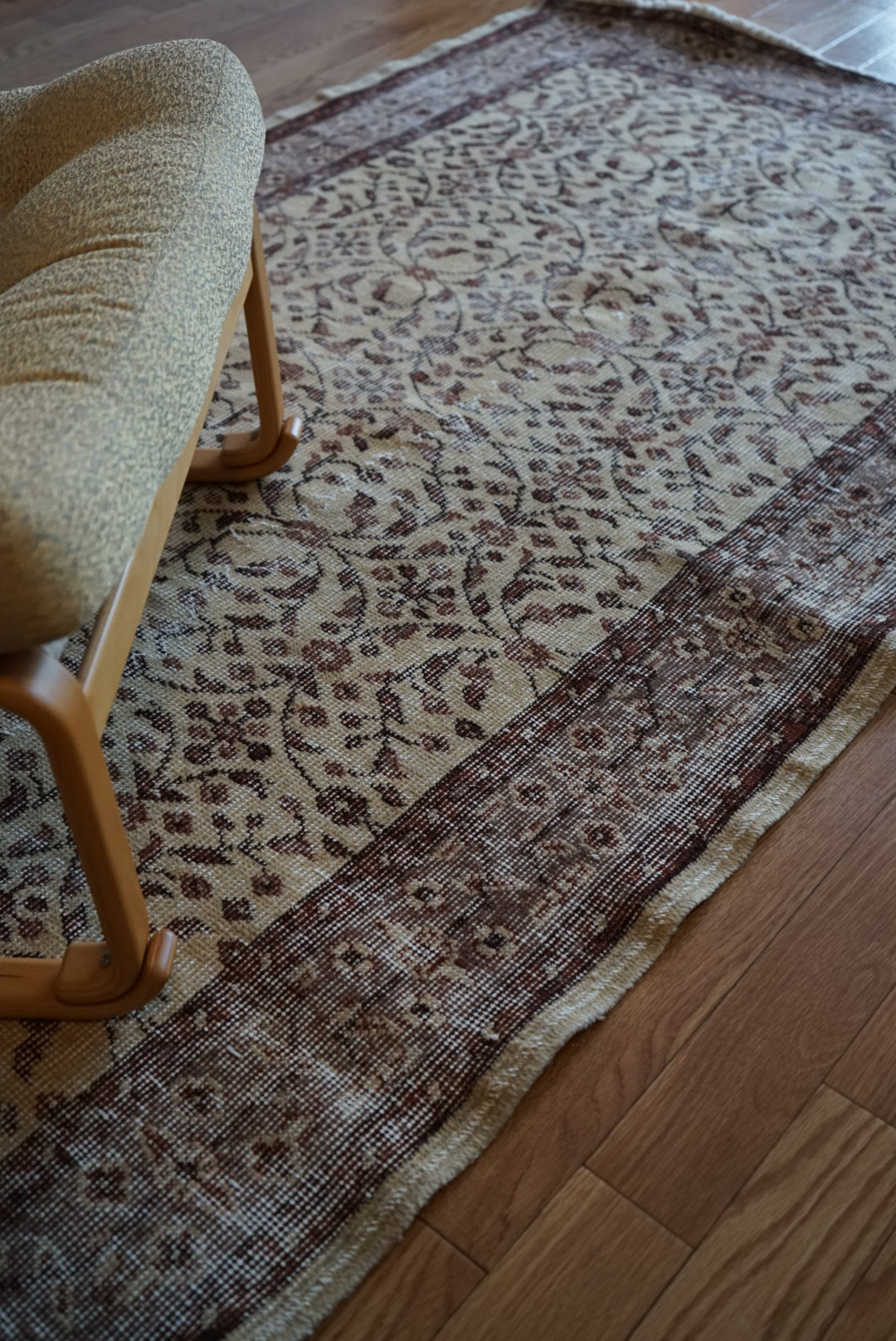 Türkiye Old Isparta Beige ,  Azuki Color Flower 1970年代 198.5 × 117 cm No.TR25519 / 国内送料無料・羊毛手織り絨毯