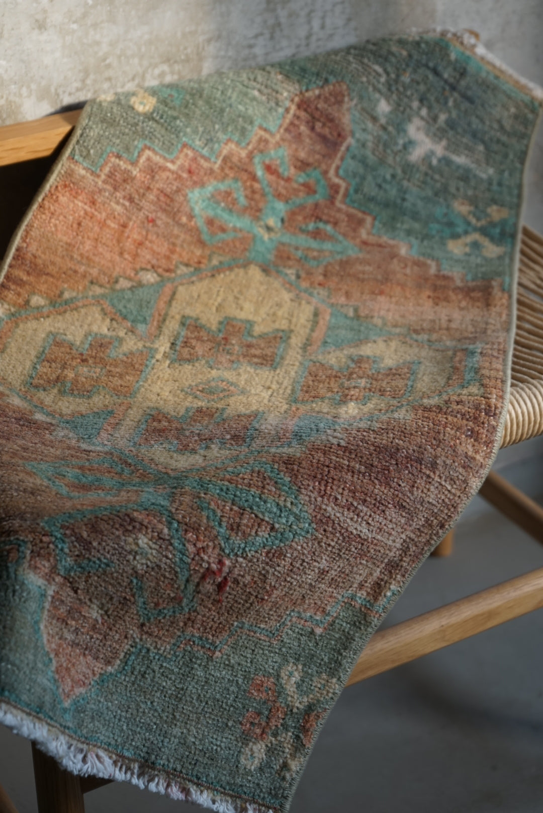 Türkiye Old Oushak Beige Blue Small size 1970年代 80 × 40 cm No.TR25243