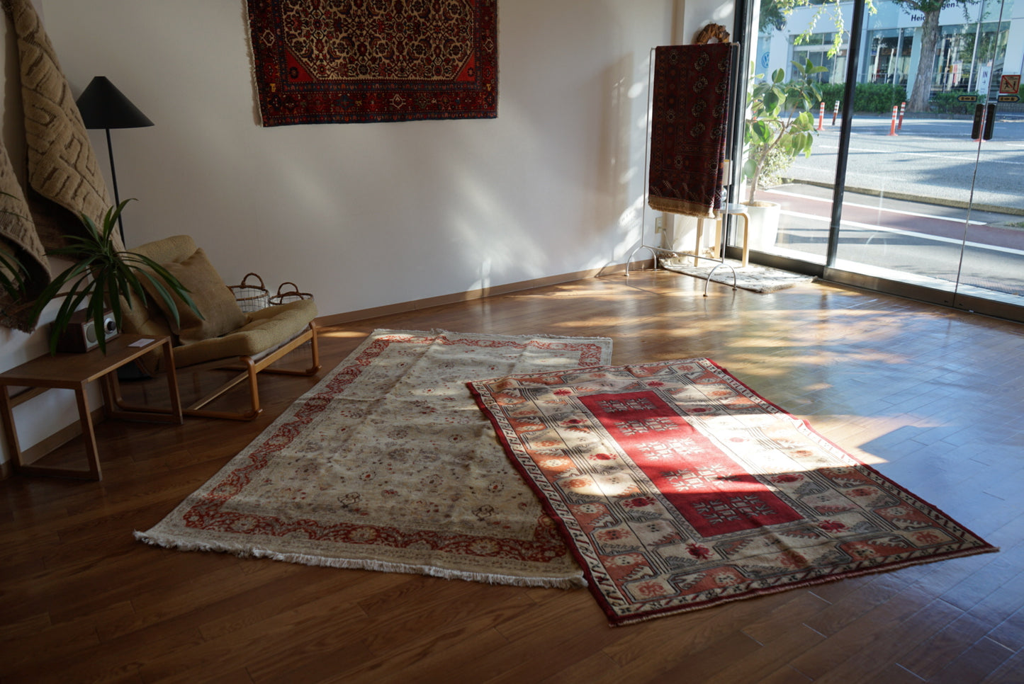 Türkiye Old Anatoria Beige , Red 1960年代 222 × 136 cm No.TR25551 / 国内送料無料・羊毛手織り絨毯