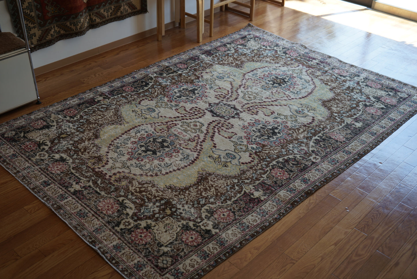 Türkiye Old Oushak Flower Medallion Black Butterfly 1970年代 263 × 176 cm No.TR25402