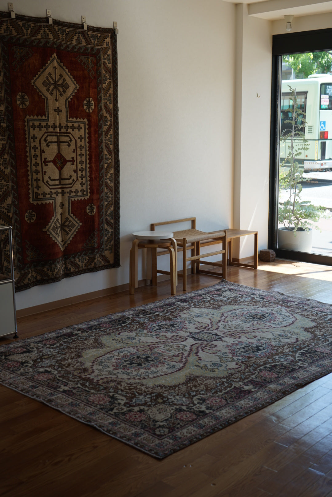 Türkiye Old Oushak Flower Medallion Black Butterfly 1970年代 263 × 176 cm No.TR25402