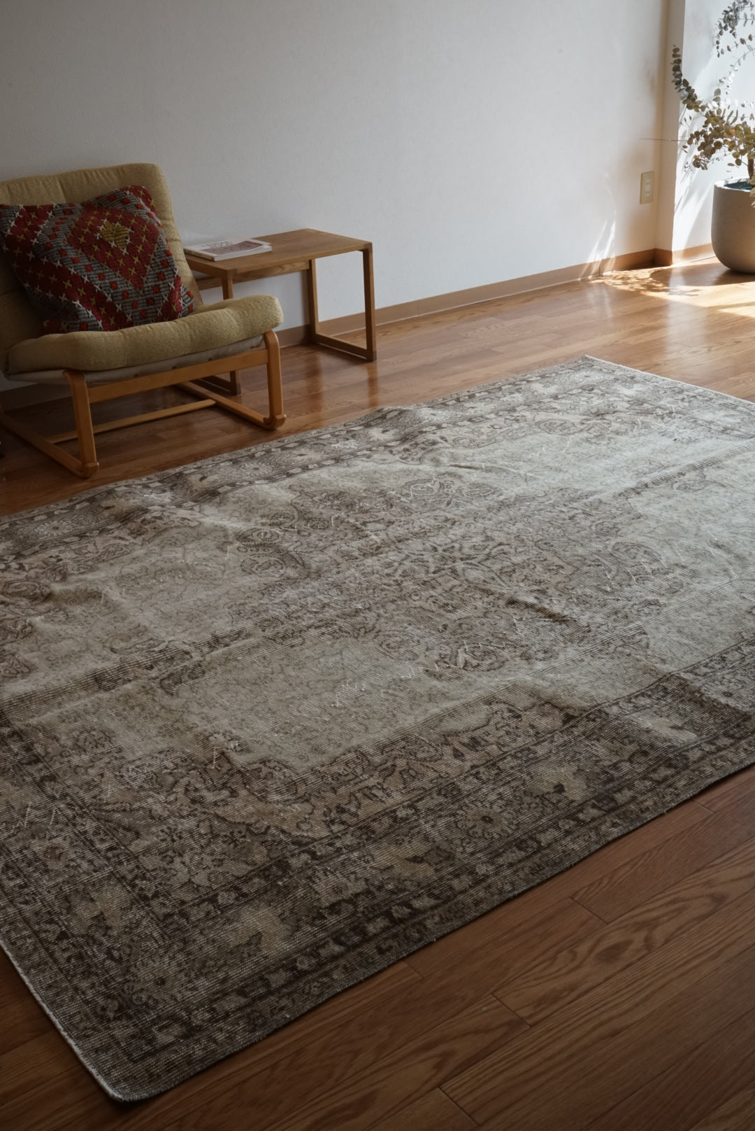Türkiye Old Isparta Medallion Beige , Glay 1960年代 255.5 × 184 cm No.TR25491 / 国内送料無料