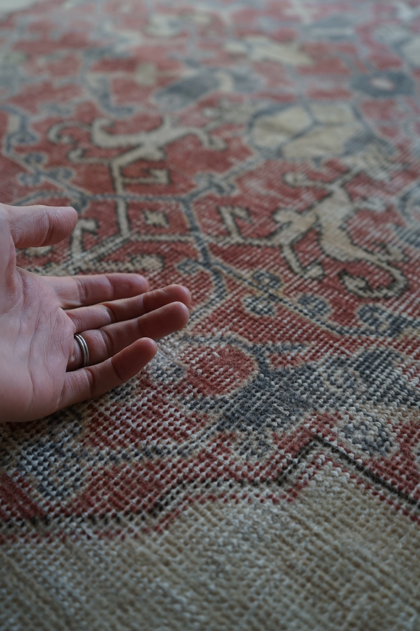 TURKEY OLD ISPARTA PINK BEIGE MEDALLION 1970年代 265 × 194 cm No.TR25213