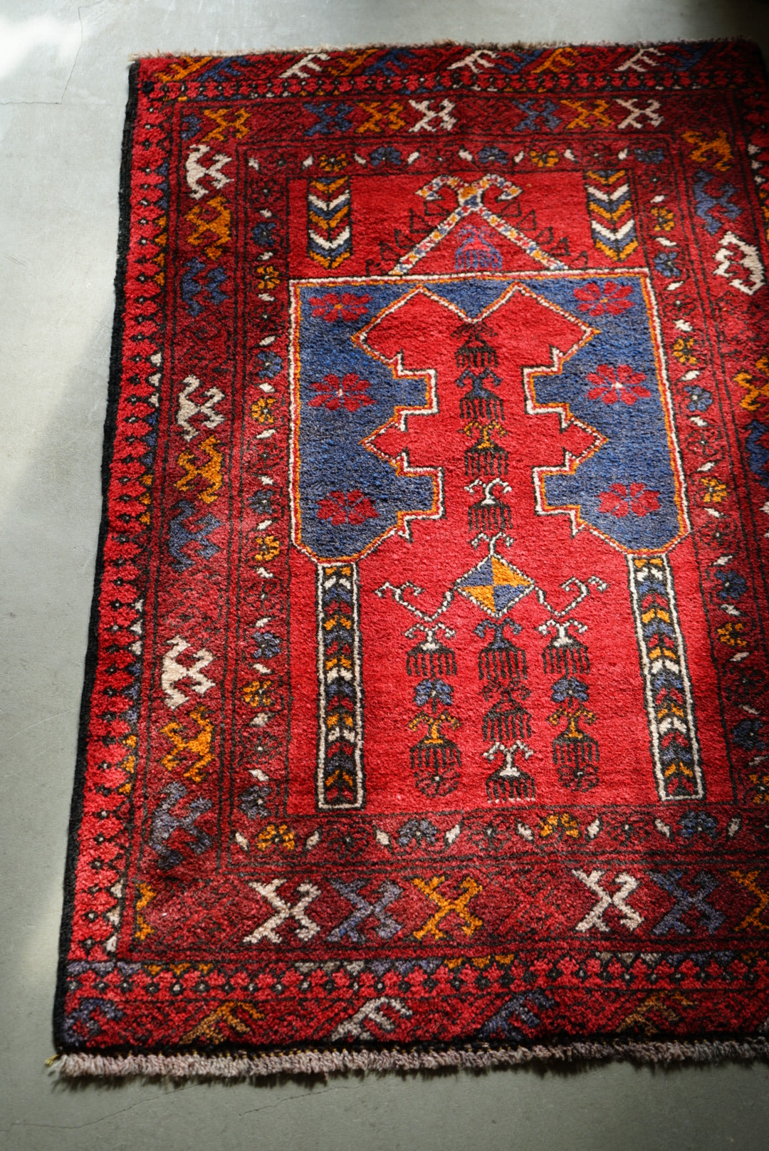 AFGHANISTAN VINTAGE TURKMEN PRAYER RUG 1980年代 124 × 76 cm