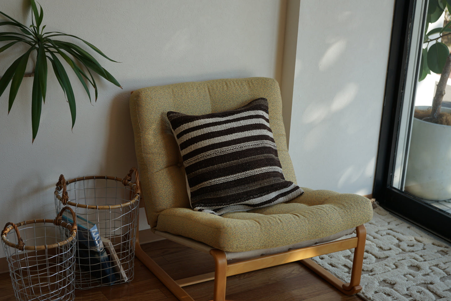 Türkiye Old Kilim Cushion Cover Brown , White Stripe Design 45 × 45 cm No.TR25553 / 送料無料・羊毛手織りキリム